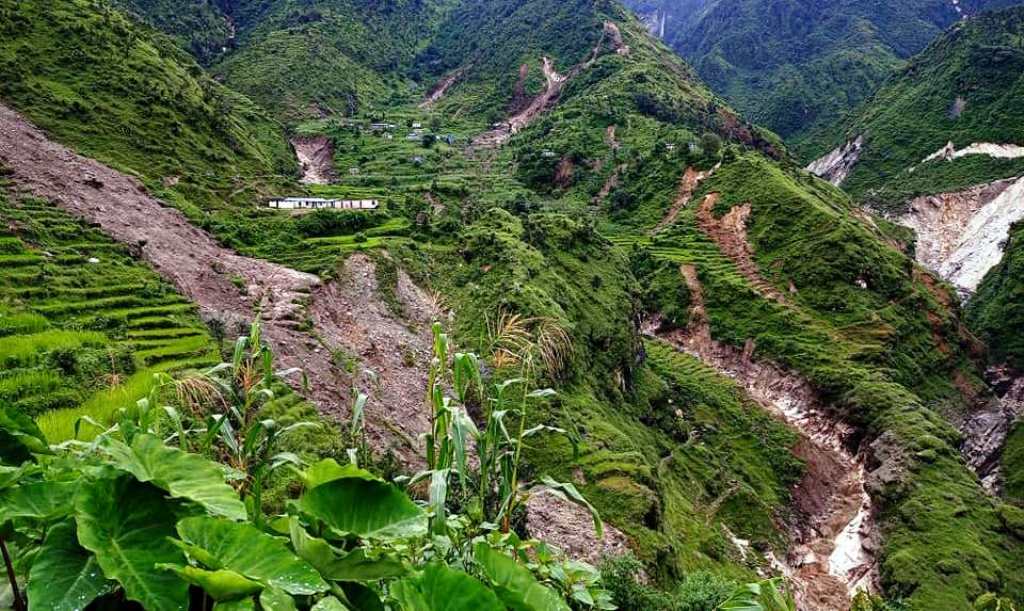 बाढी पहिरो बाट ४५ घर भत्किए, एक सयबढि घरधुरी पहिरोको जोखिमा